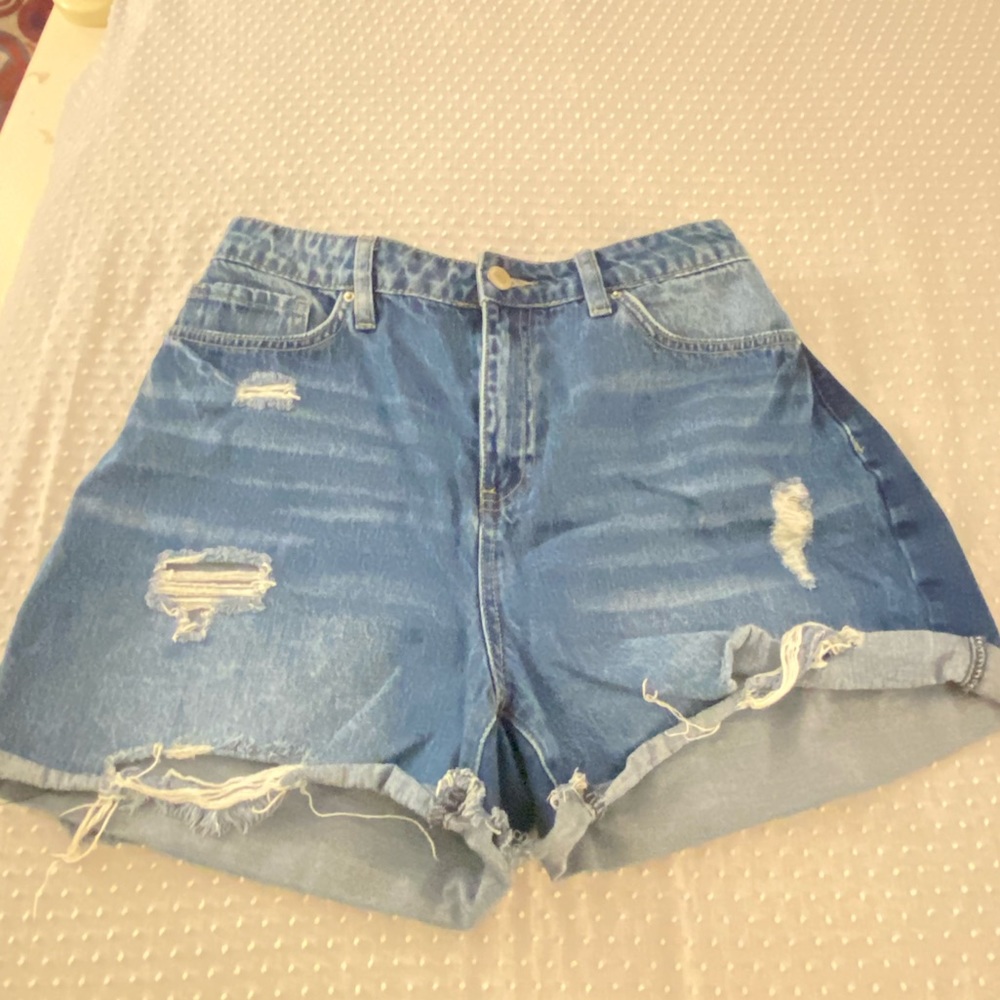 Jean shorts w rips